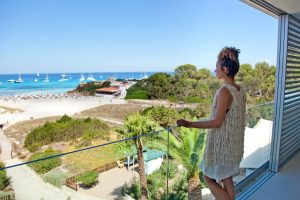 La vista dal balcone di un hotel di lusso a Formentera.