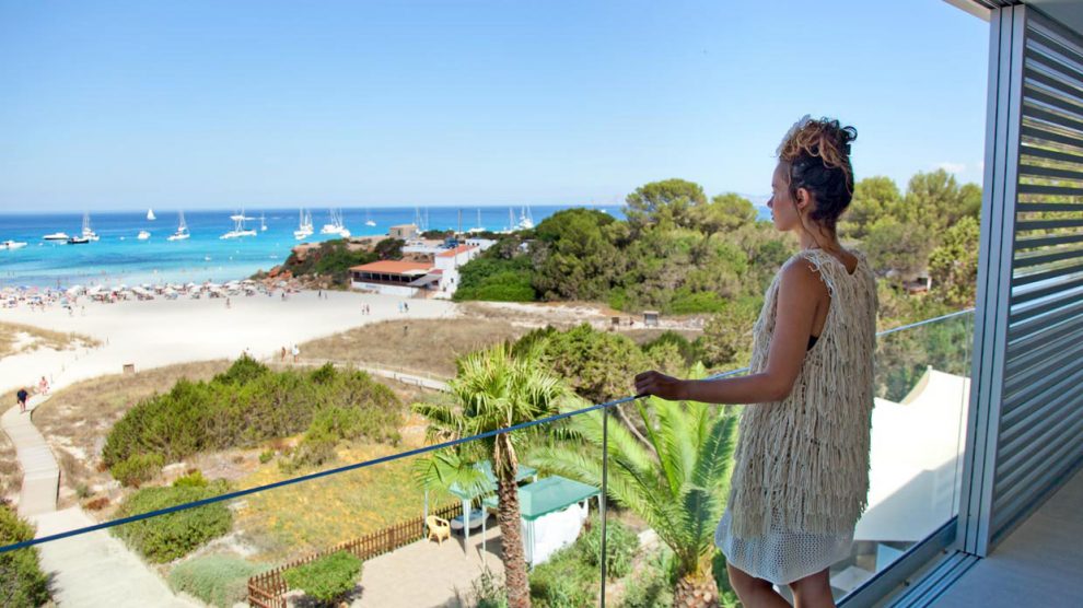 La vista dal balcone di un hotel di lusso a Formentera.