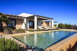Una villa di lusso con piscina a Formentera.